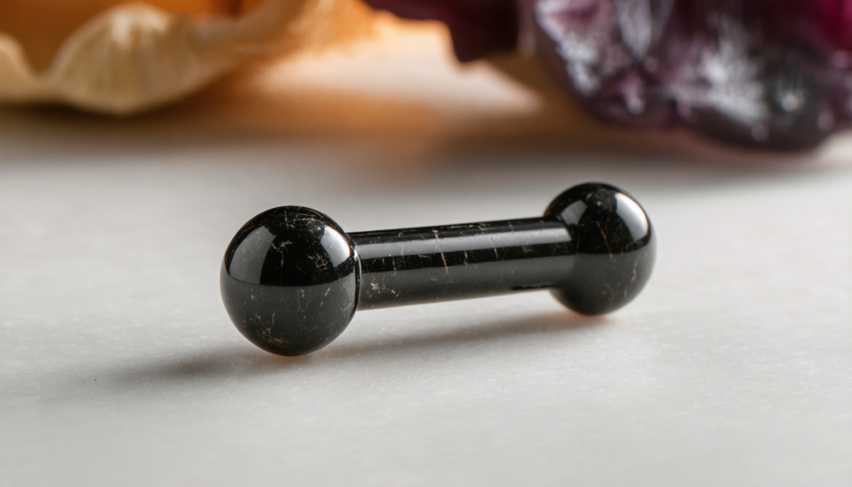 découvrez la beauté unique du piercing en obsidienne, alliant élégance intemporelle et résistance exceptionnelle pour un style à la fois raffiné et durable.